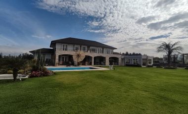 Venta Espectacular Casa con Piscina y amplias áreas verdes - En Puembo. SC