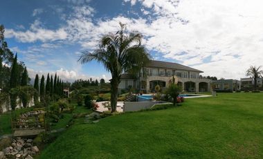 Venta Espectacular Casa con Piscina y amplias áreas verdes - En Puembo. SC