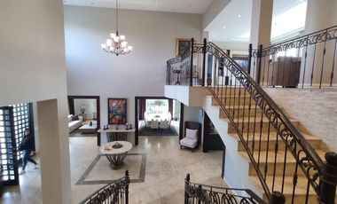 Venta Espectacular Casa con Piscina y amplias áreas verdes - En Puembo. SC