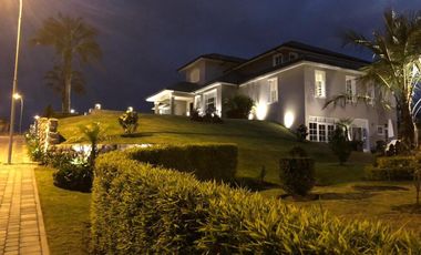 Venta Espectacular Casa con Piscina y amplias áreas verdes - En Puembo. SC