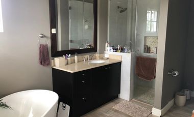 Venta Espectacular Casa con Piscina y amplias áreas verdes - En Puembo. SC