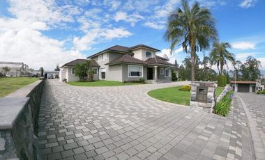 Venta Espectacular Casa con Piscina y amplias áreas verdes - En Puembo. SC