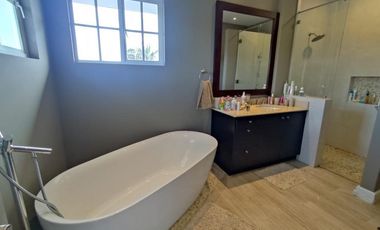 Venta Espectacular Casa con Piscina y amplias áreas verdes - En Puembo. SC