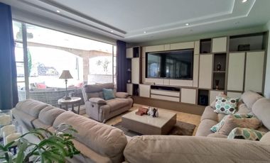 Venta Espectacular Casa con Piscina y amplias áreas verdes - En Puembo. SC