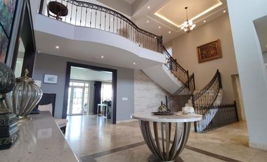 Venta Espectacular Casa con Piscina y amplias áreas verdes - En Puembo. SC