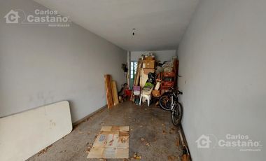 Casa en 1 Planta de 3 Amb. con Fondo y Garaje Para 2 Autos
