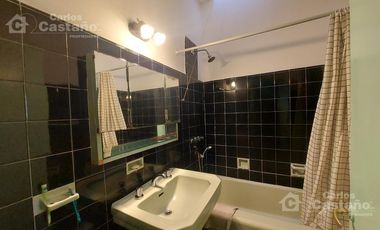 Casa en 1 Planta de 3 Amb. con Fondo y Garaje Para 2 Autos