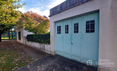 Casa en 1 Planta de 3 Amb. con Fondo y Garaje Para 2 Autos