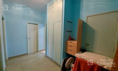 Casa en 1 Planta de 3 Amb. con Fondo y Garaje Para 2 Autos