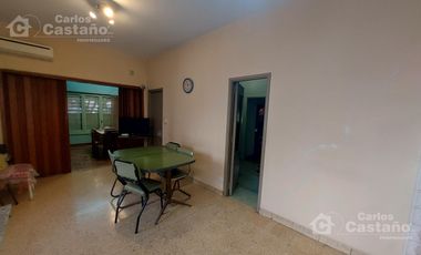 Casa en 1 Planta de 3 Amb. con Fondo y Garaje Para 2 Autos