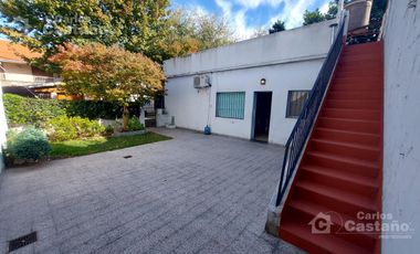 Casa en 1 Planta de 3 Amb. con Fondo y Garaje Para 2 Autos