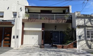Casa 5 ambientes en Venta en Villa Ballester - Lote 418 m2 a 3 cuadras del centro comercial