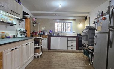 Casa 3 ambientes  en venta con retiro y jardín al fondo. EXCELENTE LOTE!!/ MONTE GRANDE