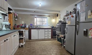 Casa 3 ambientes  en venta con retiro y jardín al fondo. EXCELENTE LOTE!!/ MONTE GRANDE