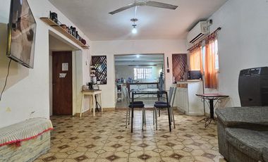 Casa 3 ambientes  en venta con retiro y jardín al fondo. EXCELENTE LOTE!!/ MONTE GRANDE