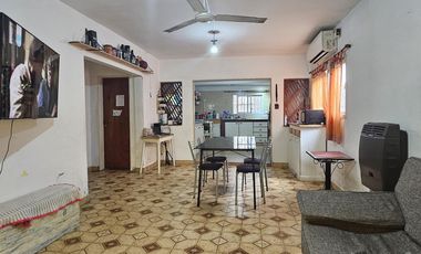 Casa 3 ambientes  en venta con retiro y jardín al fondo. EXCELENTE LOTE!!/ MONTE GRANDE