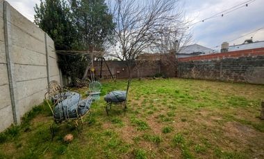 Casa 3 ambientes  en venta con retiro y jardín al fondo. EXCELENTE LOTE!!/ MONTE GRANDE
