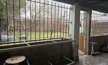 Casa 3 ambientes  en venta con retiro y jardín al fondo. EXCELENTE LOTE!!/ MONTE GRANDE