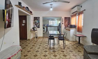 Casa 3 ambientes  en venta con retiro y jardín al fondo. EXCELENTE LOTE!!/ MONTE GRANDE