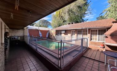 Casa con pileta dos dormitorios apto crédito