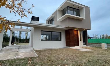 Casa en venta - 2 Dormitorios 3 Baños - Mendoza