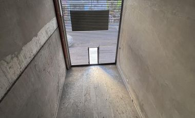 Local cerca de importante esquina - Apto varios destinos !