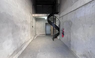 Local cerca de importante esquina - Apto varios destinos !