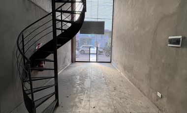 Local cerca de importante esquina - Apto varios destinos !