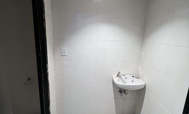 Local cerca de importante esquina - Apto varios destinos !