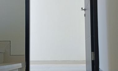 Dijual rumah 2 lantai dgn 3 kamar tidur free shm