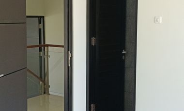 Dijual rumah 2 lantai dgn 3 kamar tidur free shm