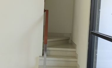 Dijual rumah 2 lantai dgn 3 kamar tidur free shm