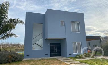 VENTA Casa en Área 10 - San Sebastián APTO CRÉDITO (ESCRITURABLE)