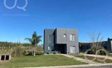 VENTA Casa en Área 10 - San Sebastián APTO CRÉDITO (ESCRITURABLE)