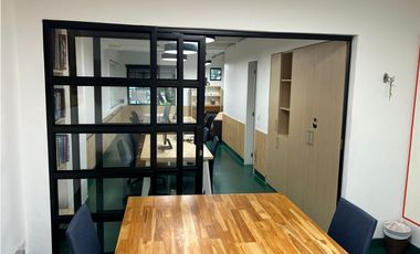 Vendo hermosa oficina 44 metros en Parques del Rio unidad cerrada