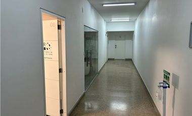 Vendo hermosa oficina 44 metros en Parques del Rio unidad cerrada
