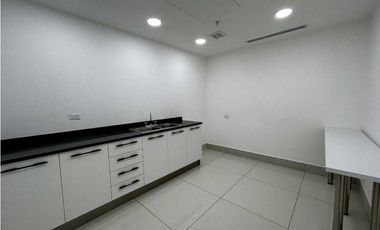 OFICINA EN COSTA DEL ESTE FINANCIAL PARK AMOBLADA CON DIVISIONES 122M2