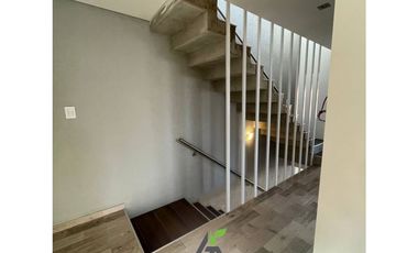 CASA Calle 48 Casi COSTANERA (3 PLANTAS)