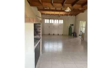 CASA amplia + 2 Dptos (Calle 35 e/30 y 32)