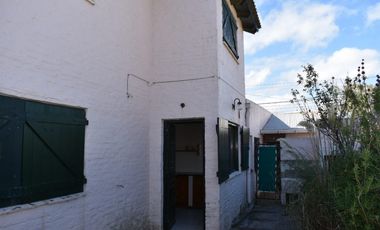 Casa + Dpto + Local  Calle 5 entre 24 y Av26