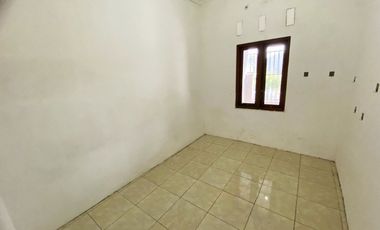 Rumah cantik di sumber Banyuanyar dekat jalan pleret