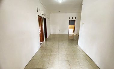 Rumah cantik di sumber Banyuanyar dekat jalan pleret