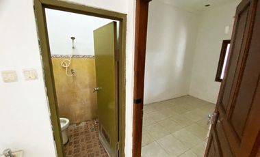 Rumah cantik di sumber Banyuanyar dekat jalan pleret