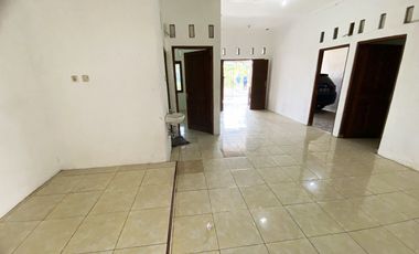 Rumah cantik di sumber Banyuanyar dekat jalan pleret