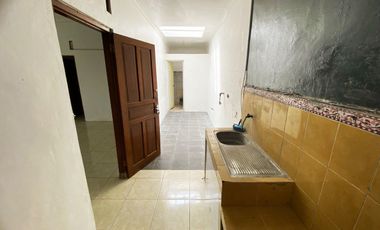 Rumah cantik di sumber Banyuanyar dekat jalan pleret