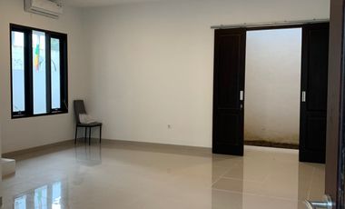 Disewakan atau Dijual Rumah 2 Lantai Di Pamulang