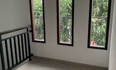 Disewakan atau Dijual Rumah 2 Lantai Di Pamulang