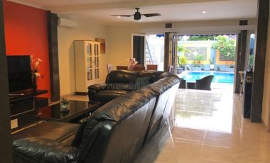 SEWA RUMAH BAGUS DI LIPPO CIKARANG ADA KOLAM RENANG NYA