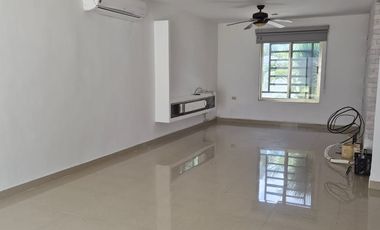 Casa en Venta y Renta en Campeche en Privada Residencial Lomas de las Flores 2