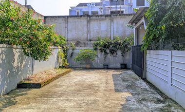 Rumah Hook Halaman Luas Dijual di Kav PTB Duren Sawit, Jakarta Timur